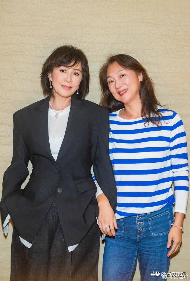 皇冠信用盘出租足球
_60岁刘嘉玲回苏州参加同学会皇冠信用盘出租足球
,合影状态超年轻:50年师生情像老酒,越陈越醇