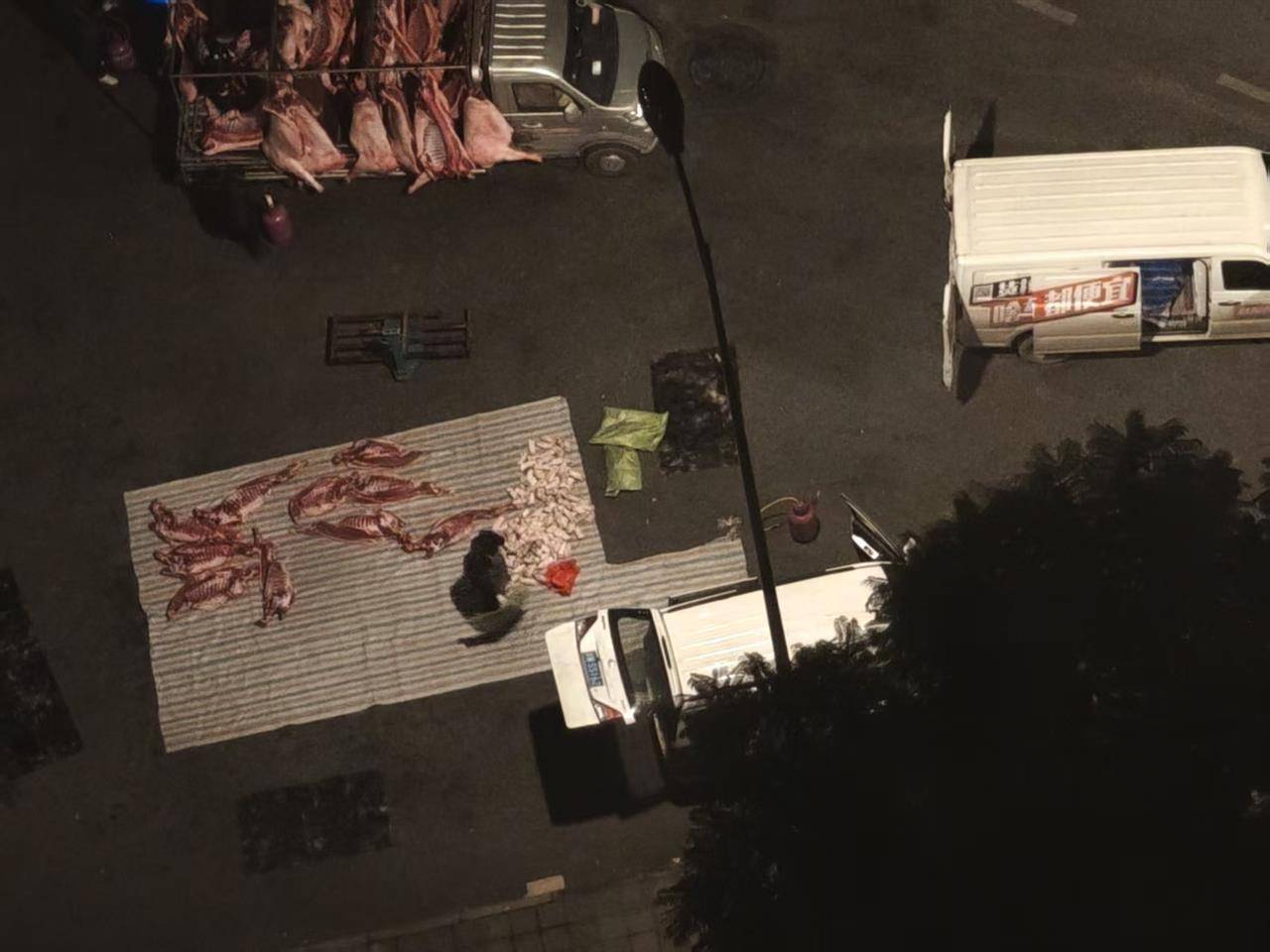 皇冠信用網怎么租
_成都街头凌晨惊现“流动猪肉摊”皇冠信用網怎么租
，一群人在路边地上剁猪肉为摊贩供货，当地回应