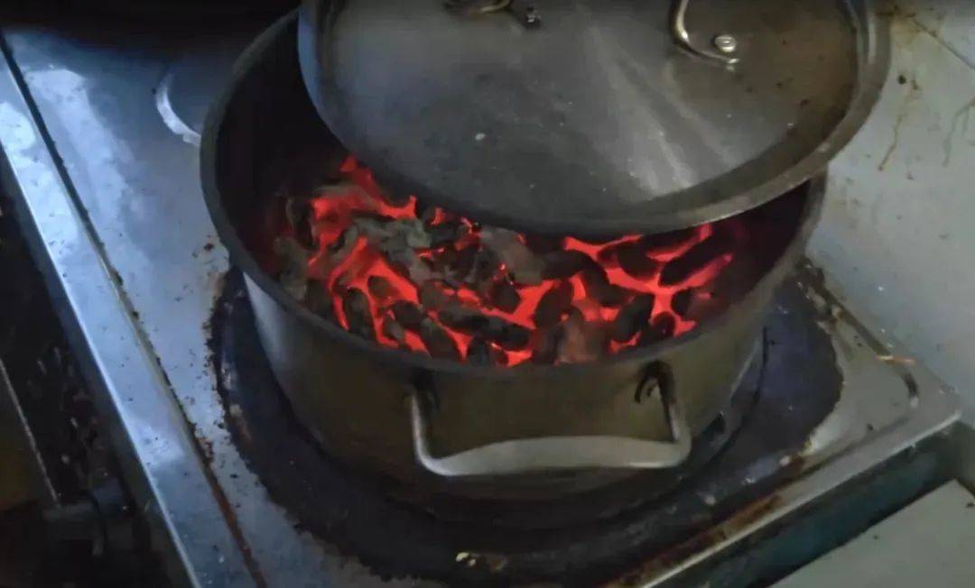 皇冠信用盘如何开户_女子炖肉时出门领免费鸡蛋皇冠信用盘如何开户,回家时傻眼:煤气灶、油烟机全被烧毁,损失超8000元