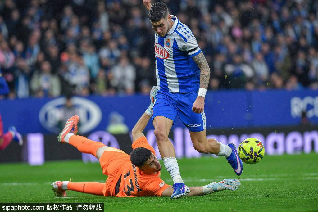 皇冠 tg@hga010_莱万单刀破门助巴萨夺冠！社媒分享引发球迷热议皇冠 tg@hga010，背后故事可见！