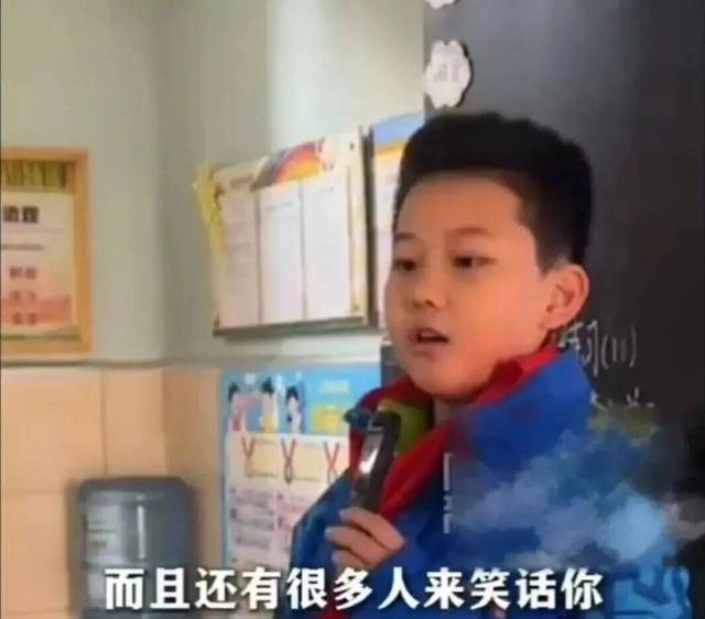 伊朗足球_校服被写侮辱性文字伊朗足球，9岁男孩勇敢发声！全网点赞